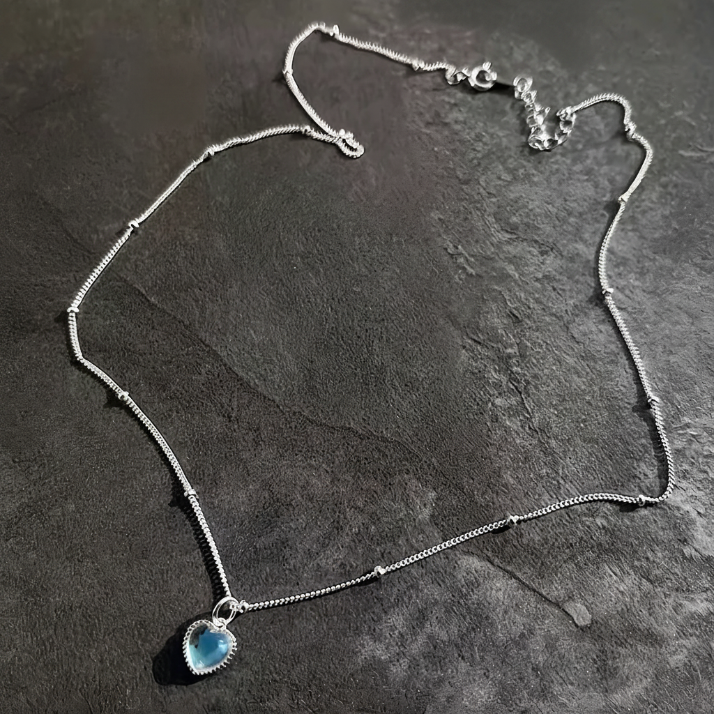 Elegant women’s heart pendant necklace featuring a luxury gradient design, delicate gold chain, and shimmering centerpiece. Perfect fashion jewelry gift for modern feminine style.